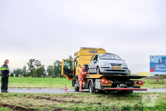 Auto slaat over de kop