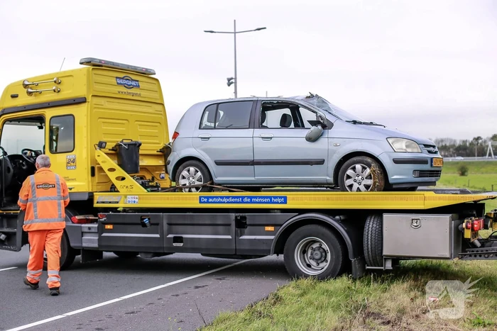 Auto slaat over de kop