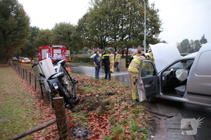 Auto belandt ondersteboven in sloot na botsing met bestelwagen
