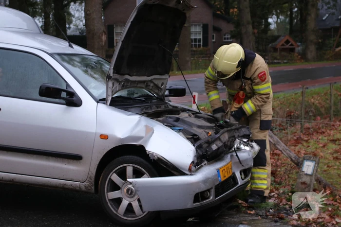 Auto belandt ondersteboven in sloot na botsing met bestelwagen
