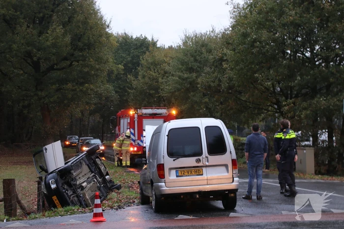 Auto belandt ondersteboven in sloot na botsing met bestelwagen