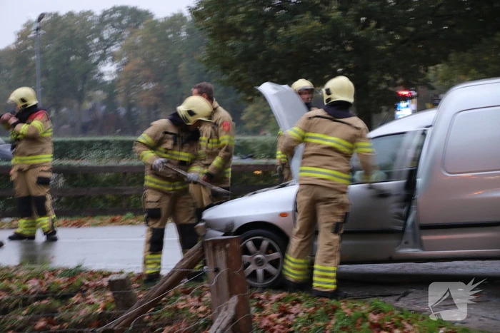 Auto belandt ondersteboven in sloot na botsing met bestelwagen