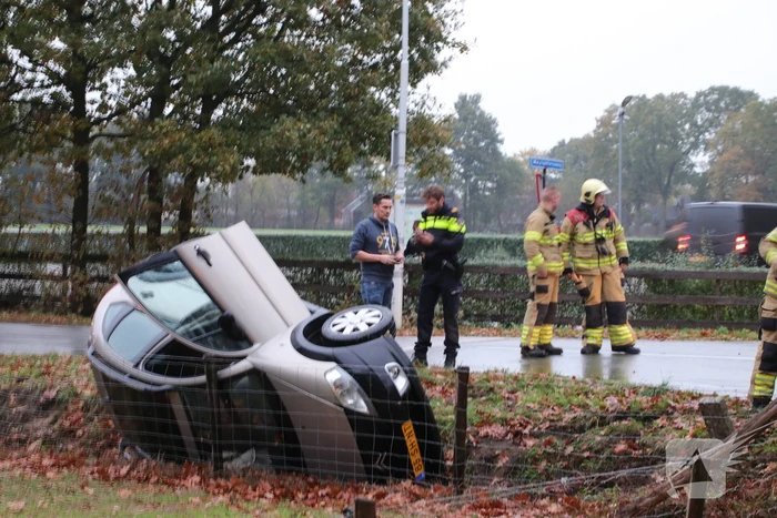 Auto belandt ondersteboven in sloot na botsing met bestelwagen