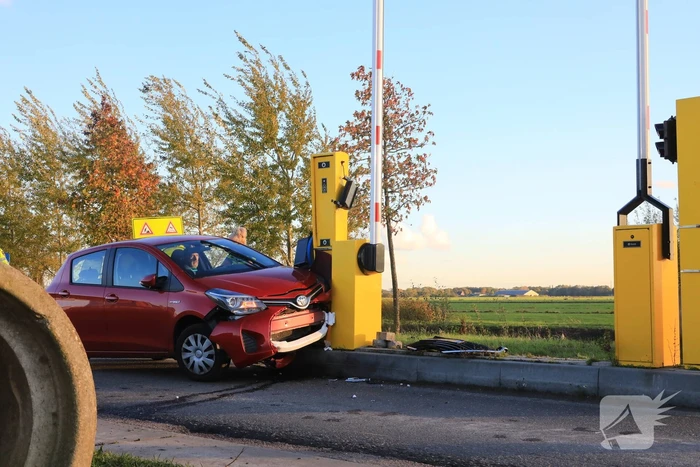 Bestuurder ramt slagboom