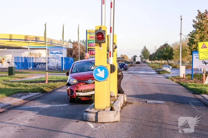 Bestuurder ramt slagboom