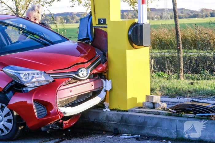 Bestuurder ramt slagboom