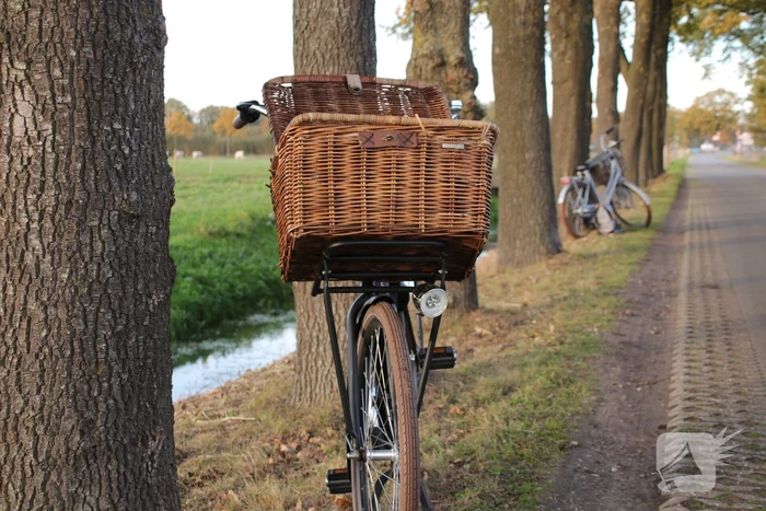 Scholier op fiets ten val