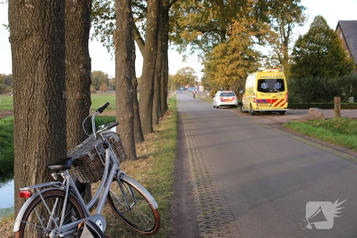 Scholier op fiets ten val