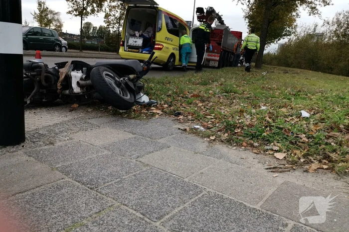 Scooterrijder gewond na aanrijding met vrachtwagen