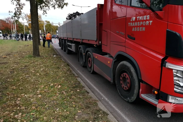 Scooterrijder gewond na aanrijding met vrachtwagen