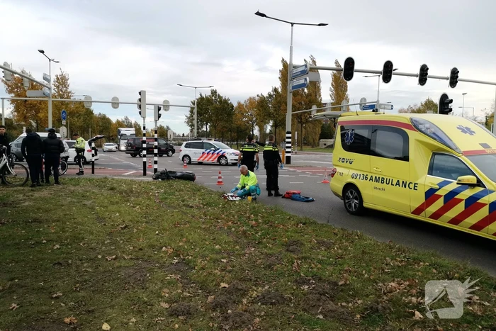 Scooterrijder gewond na aanrijding met vrachtwagen