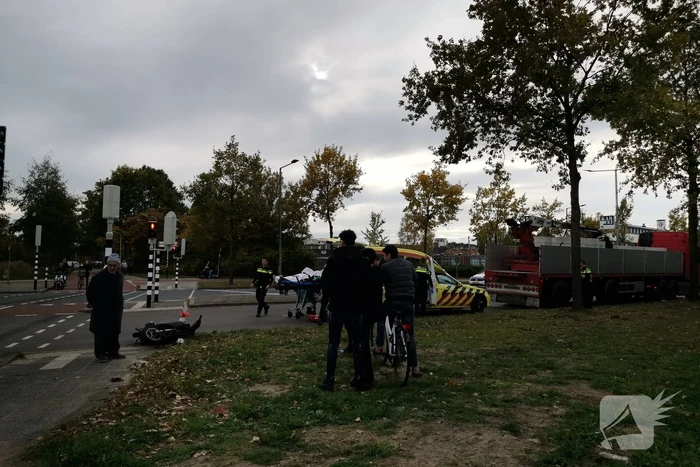 Scooterrijder gewond na aanrijding met vrachtwagen