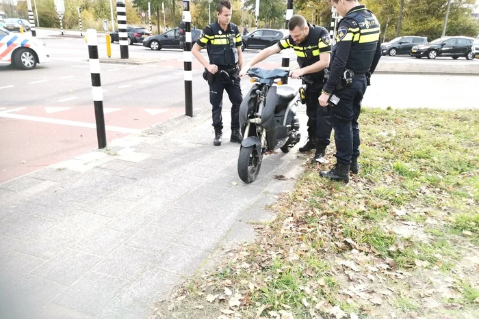 Scooterrijder gewond na aanrijding met vrachtwagen