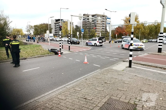Scooterrijder gewond na aanrijding met vrachtwagen