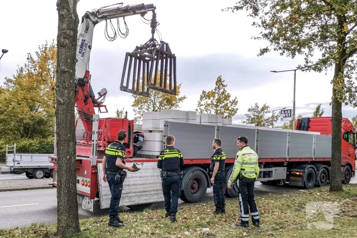 Scooterrijder gewond na aanrijding met vrachtwagen