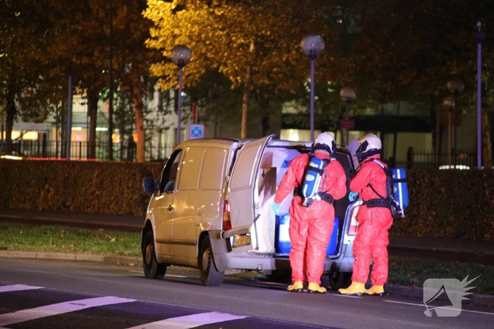 Twee mannen aangehouden met witte bestelbus met vaten