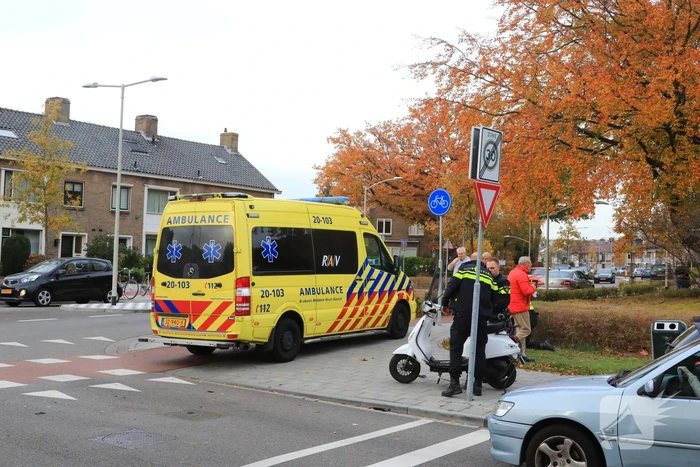 Afslaande auto ziet scooterrijder over het hoofd