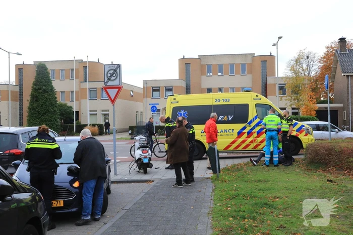Afslaande auto ziet scooterrijder over het hoofd
