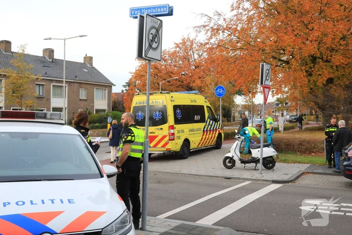 Afslaande auto ziet scooterrijder over het hoofd