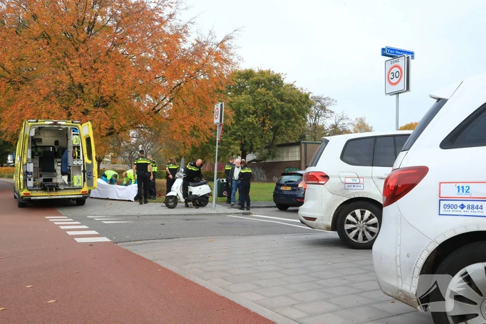 Afslaande auto ziet scooterrijder over het hoofd