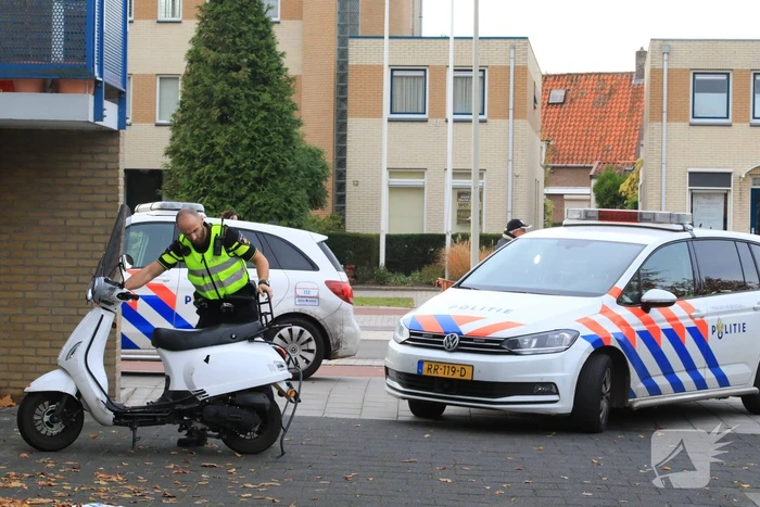 Afslaande auto ziet scooterrijder over het hoofd