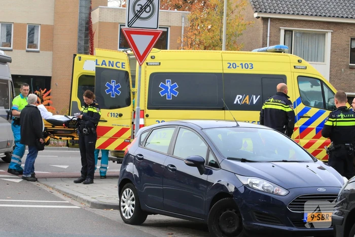 Afslaande auto ziet scooterrijder over het hoofd
