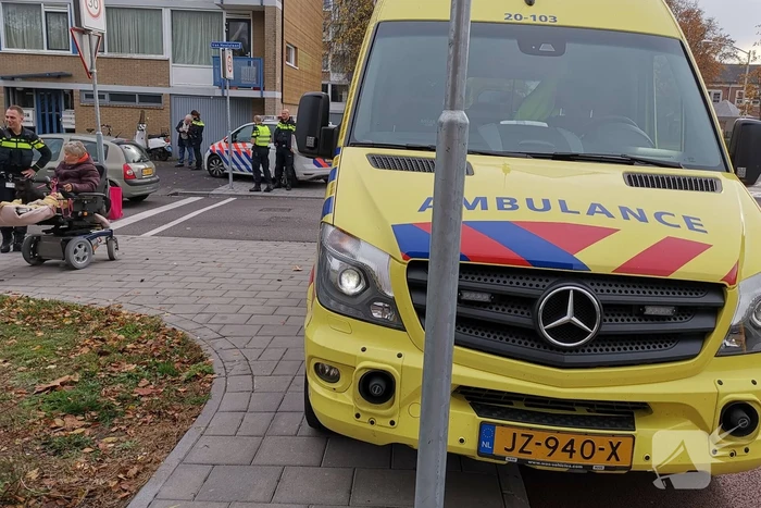 Afslaande auto ziet scooterrijder over het hoofd