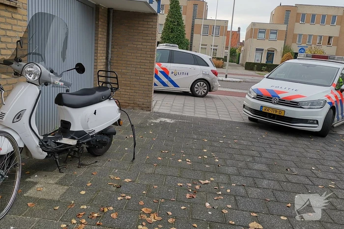 Afslaande auto ziet scooterrijder over het hoofd