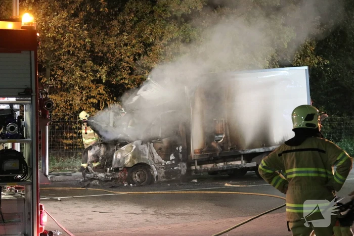 Bestelwagen verwoest na brand