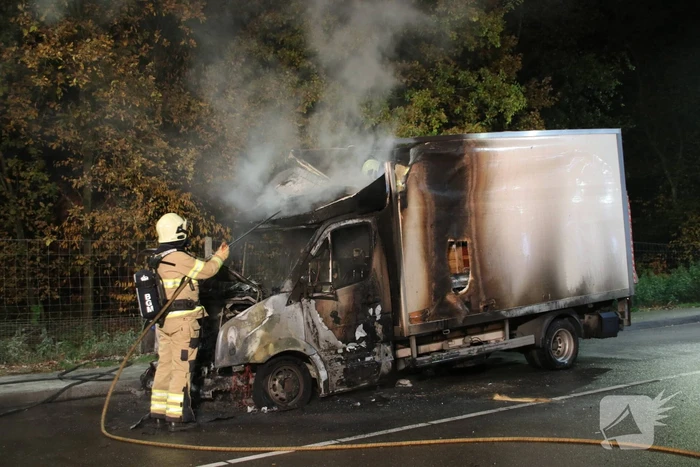 Bestelwagen verwoest na brand