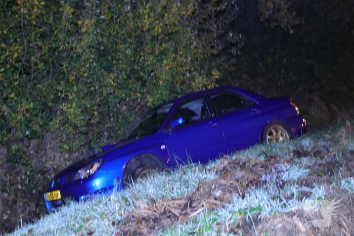 Auto belandt in greppel naast de snelweg