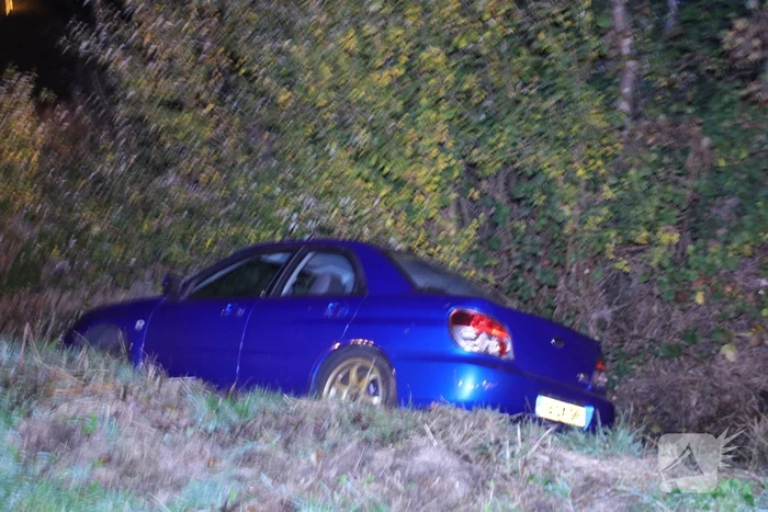 Auto belandt in greppel naast de snelweg