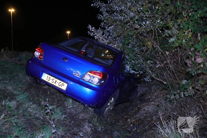 Auto belandt in greppel naast de snelweg
