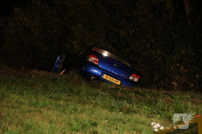 Auto belandt in greppel naast de snelweg