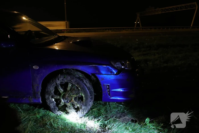 Auto belandt in greppel naast de snelweg