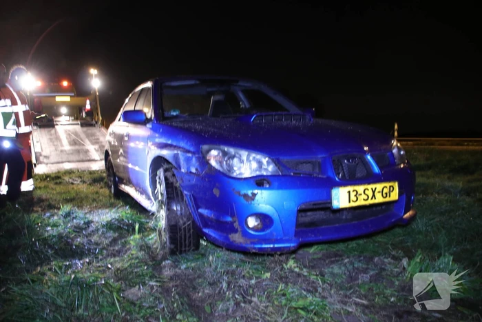 Auto belandt in greppel naast de snelweg