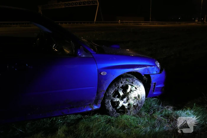 Auto belandt in greppel naast de snelweg