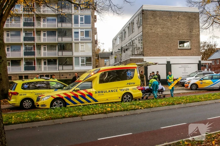 Scholiere flink onderuit op glad wegdek