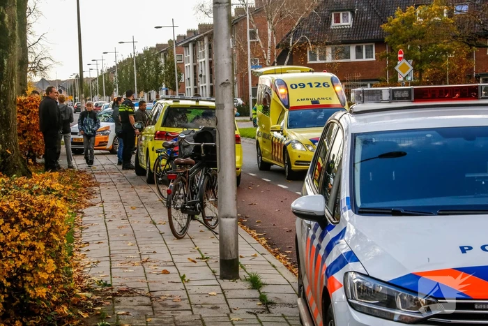 Scholiere flink onderuit op glad wegdek
