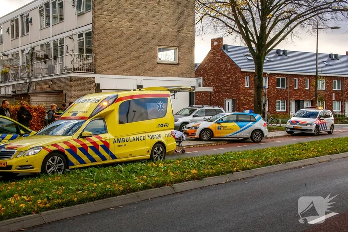 Scholiere flink onderuit op glad wegdek