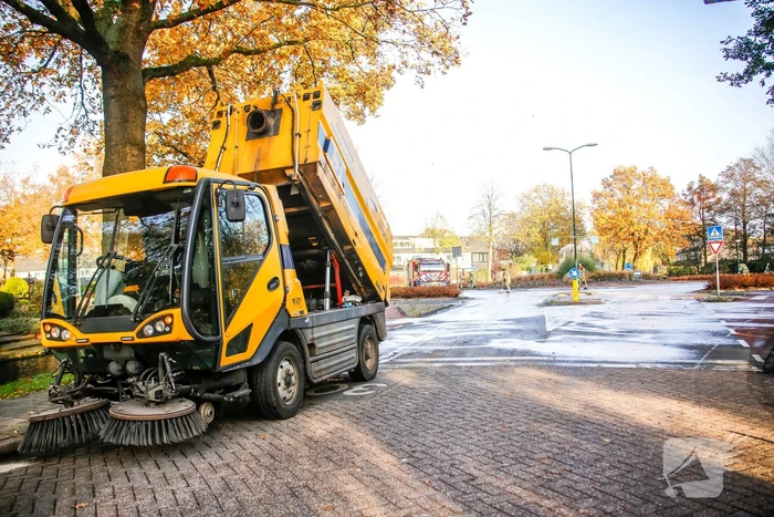Rotonde afgesloten door kapotte veegwagen