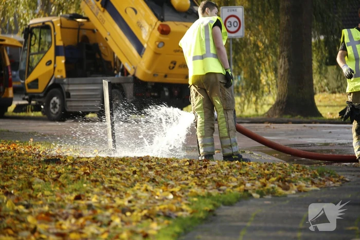 Rotonde afgesloten door kapotte veegwagen