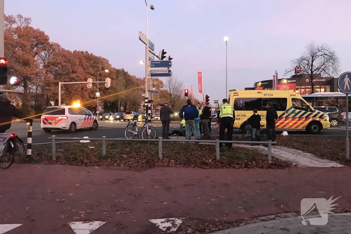 Motorrijder onderuit en raakt gewond