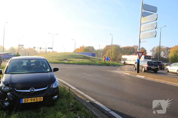 Twee voertuigen botsen op rotonde