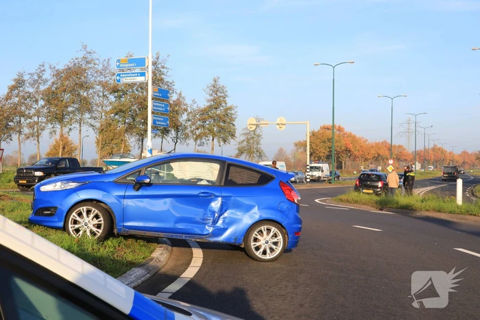 Twee voertuigen botsen op rotonde