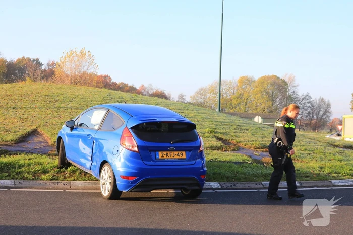 Twee voertuigen botsen op rotonde
