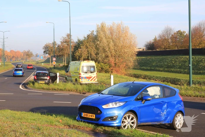 Twee voertuigen botsen op rotonde