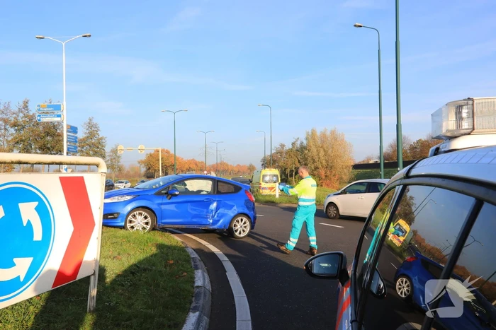 Twee voertuigen botsen op rotonde