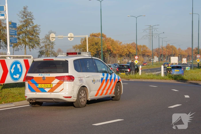 Twee voertuigen botsen op rotonde