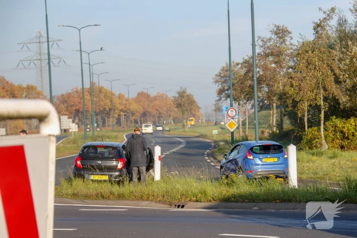 Twee voertuigen botsen op rotonde